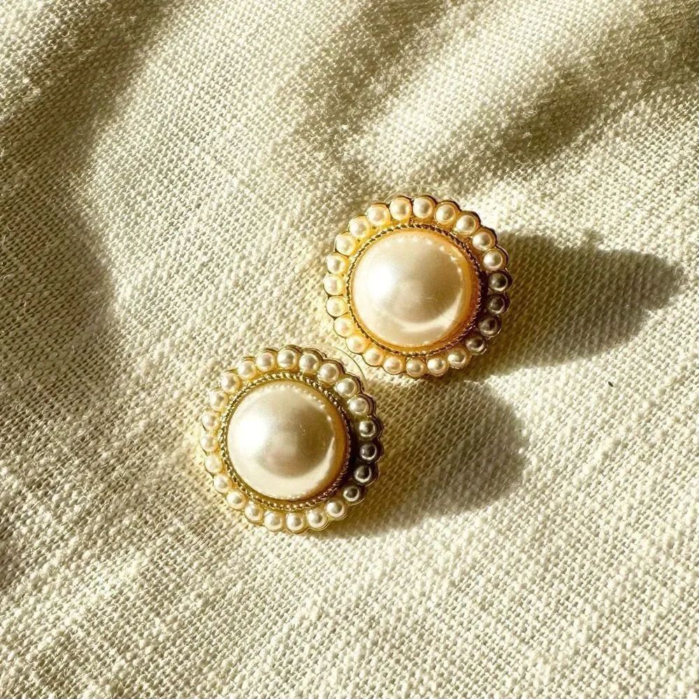 Faux round pearl stud earring